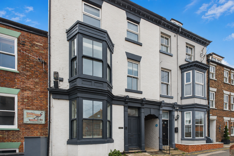 3 bed property, in Silver Street, £225,000