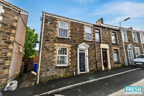 2 bed property, in Pleasant Street, £160,000