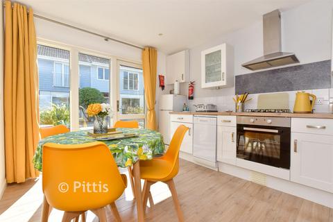 2 bed property, in Westbay Club, £65,000