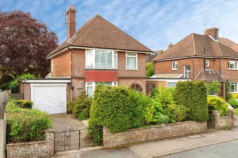 3 bed property, in Chestnut Avenue, £675,000