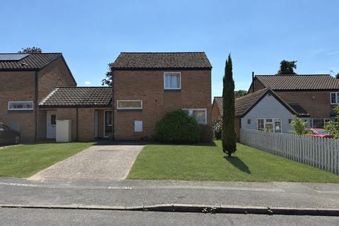 2 bed property, in Cedar Close, £240,000