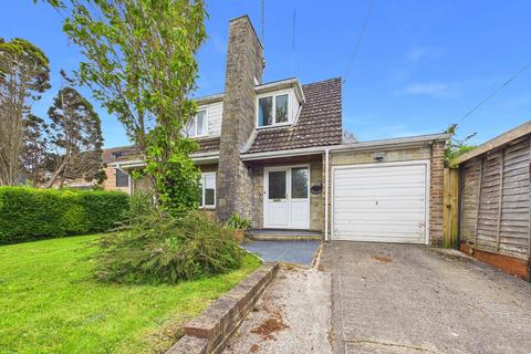 3 bed property, in Alkham Valley Road, £425,000