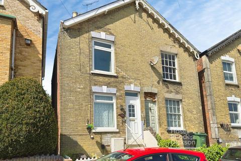 2 bed property, in Arctic Road, £180,000