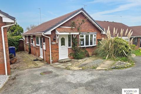 2 bed property, in Chatsworth Drive, £215,000