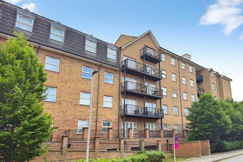 2 bed property, in Holly Street, £175,000