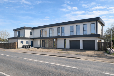 4 bed property, in 174 Crooked Mile, £825,000