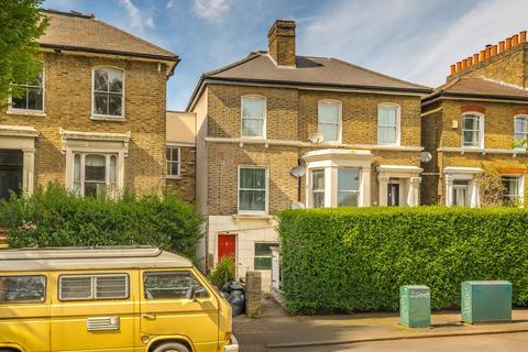 1 bed property, in Shardeloes Road, £280,000