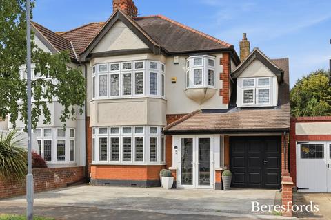 4 bed property, in Cranston Park Avenue, £950,000
