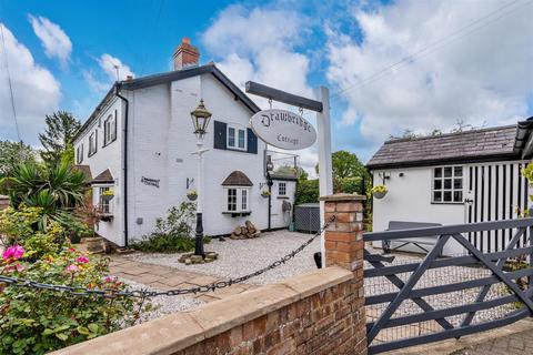3 bed property, in Old Warwick Road, £750,000