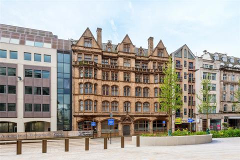 2 bed property, in Queens College Chambers, £250,000