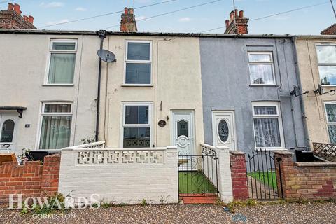 2 bed property, in Pier Road, £120,000