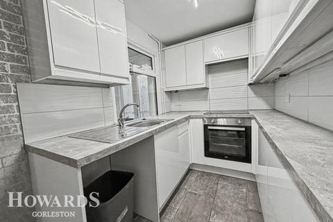 2 bed property, in Pier Road, £130,000