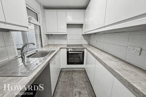 2 bed property, in Pier Road, £130,000