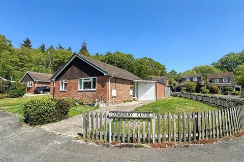 2 bed property, in Bishopstoke, £415,000