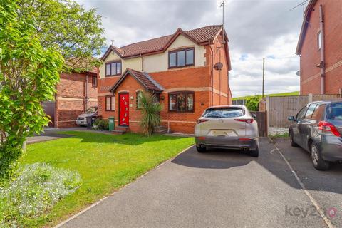 2 bed property, in Laurel Close, £200,000