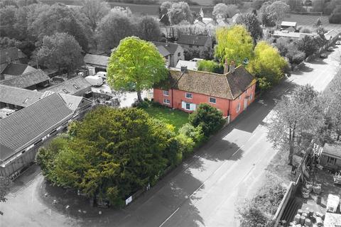 7 bed property, in High Street, £900,000