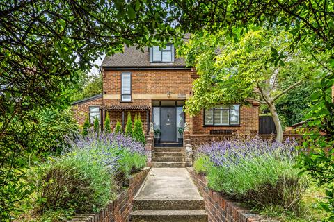 3 bed property, in Vincent Lane, £775,000