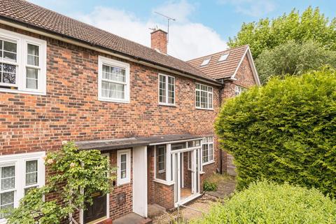 3 bed property, in Prestwich Terrace, £900,000