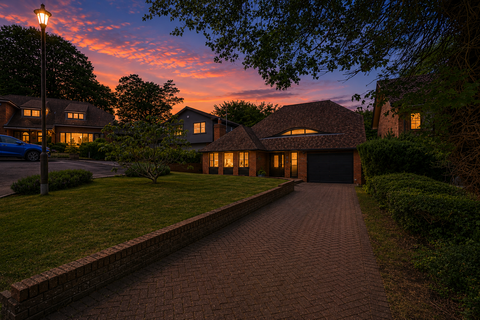4 bed property, in Woodlands, £695,000
