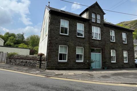 8 bed property, in Avon Street, £550,000