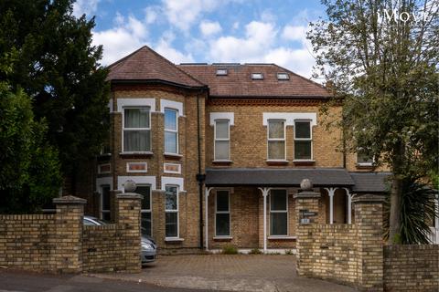 1 bed property, in Sylvan Hill, £325,000
