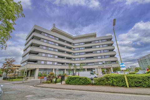 2 bed property, in Elstree House, £300,000