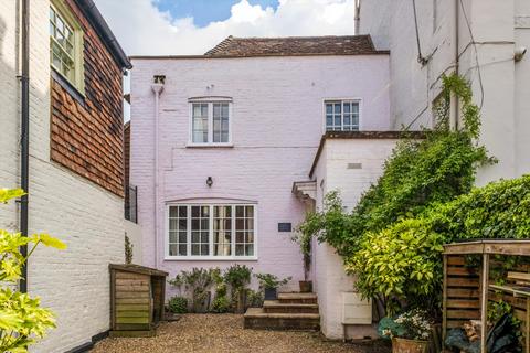 2 bed property, in High Street, £700,000