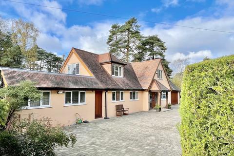 5 bed property, in The Glade, £900,000
