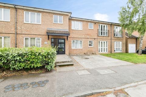 1 bed property, in Abbs Cross Gardens, £200,000