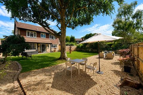 4 bed property, in Clarendon Park, £795,000