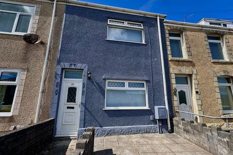 2 bed property, in North Hill Road, £130,000