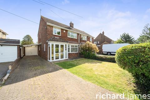 3 bed property, in Eastern Avenue, £300,000