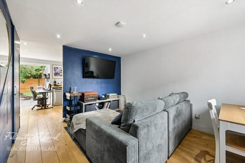 2 bed property, in Hither Farm Road, £450,000