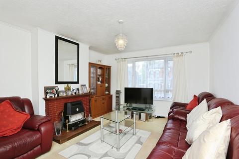 2 bed property, in Lawrence Road, £350,000