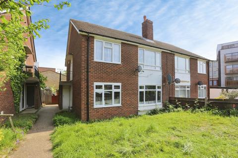 2 bed property, in Lawrence Road, £350,000