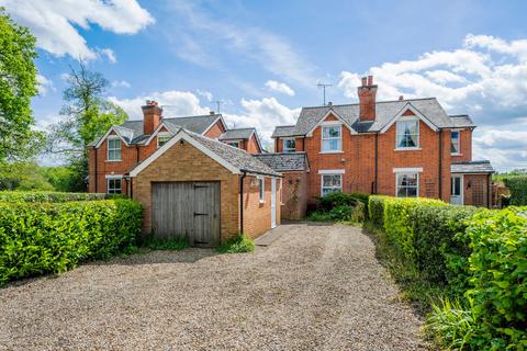 3 bed property, in Reading Road, £600,000