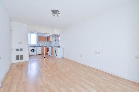 1 bed property, in Harfield Gardens, £330,000