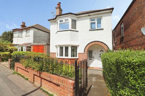 2 bed property, in Green Road, £225,000