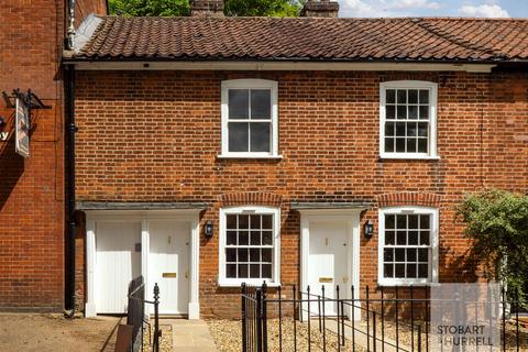 2 bed property, in High Street, £180,000