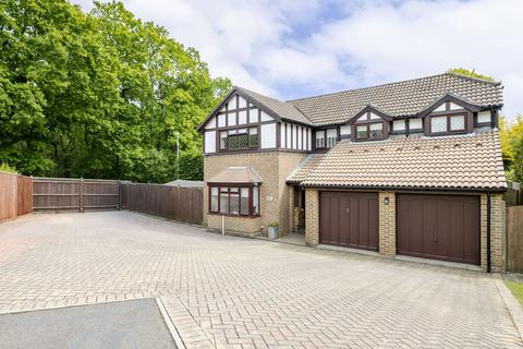 4 bed property, in Hawthorne Close, £650,000