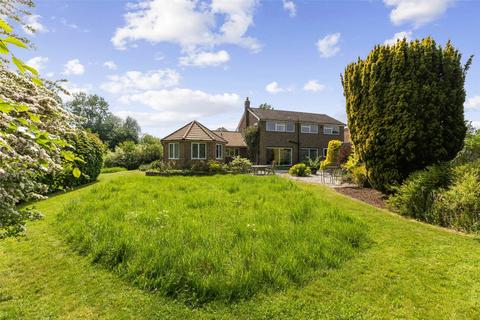 4 bed property, in Bournefield, £925,000
