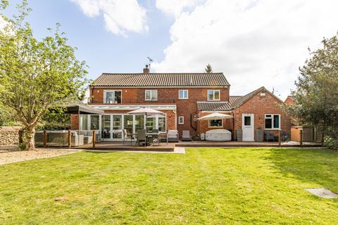 4 bed property, in Four Bedroom Family Home in Setchey, £450,000