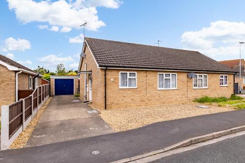 2 bed property, in Ash Court, £165,000