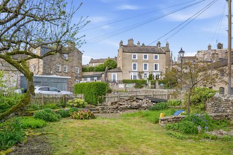 6 bed property, in The Laurels, £625,000