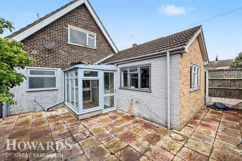 3 bed property, in Orchard Close, £230,000