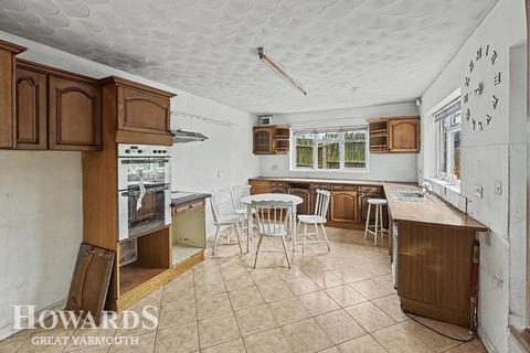 3 bed property, in Orchard Close, £230,000