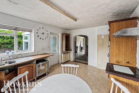 3 bed property, in Orchard Close, £230,000
