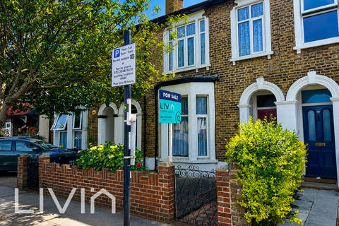 4 bed property, in Gloucester Road, £450,000