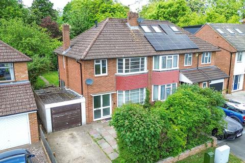 3 bed property, in Harcourt Drive, £425,000