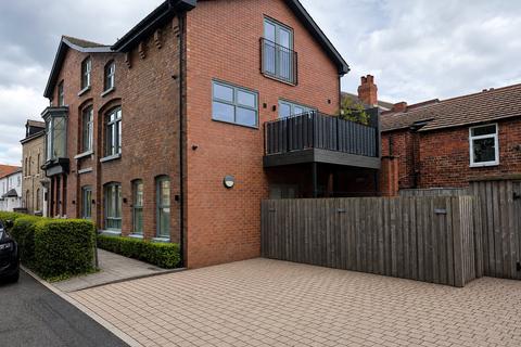 1 bed property, in High Street, £219,950